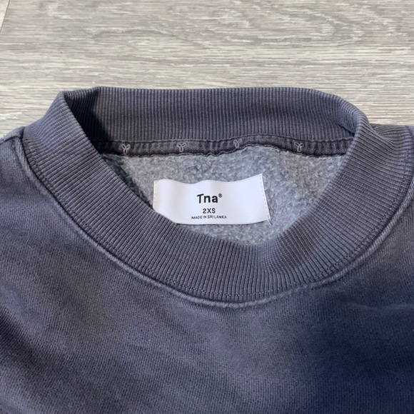 Tna aritzia dark grey cropped crew neck - Picture 2 of 3